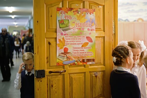 Ученики в День знаний в средней общеобразовательной школе № 168 Екатеринбурга Ученики в День знаний в средней общеобразовательной школе № 168 Екатеринбурга