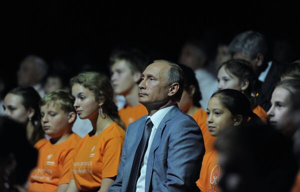 Владимир Путин на праздничном концерте в образовательном центре Сириус в Сочи Владимир Путин на праздничном концерте в образовательном центре Сириус в Сочи