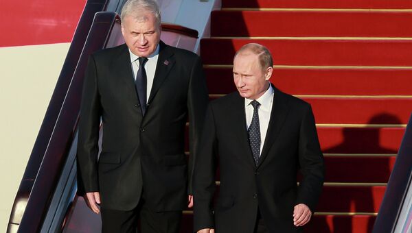 Президент России Владимир Путин на церемонии встречи в аэропорту Пекина Президент России Владимир Путин на церемонии встречи в аэропорту Пекина
