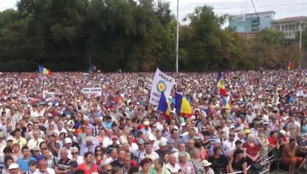 Тысячи кишиневцев с флагами митинговали за отставку правительства Молдавии Тысячи кишиневцев с флагами митинговали за отставку правительства Молдавии