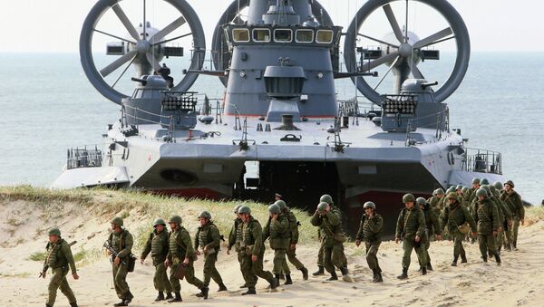 Малый десантный корабль на воздушной подушке (МДКВП) Мордовия и бронетранспортер БТР-80 на совместных российско-белорусских учениях Щит Союза-2015 в Калининградской области Малый десантный корабль на воздушной подушке (МДКВП) Мордовия и бронетранспортер БТР-80 на совместных российско-белорусских учениях Щит Союза-2015 в Калининградской области