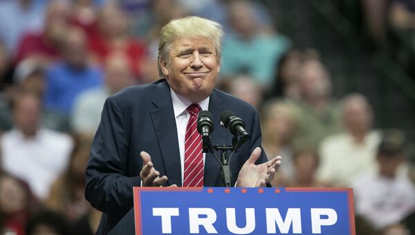 Кандидат в президенты США от республиканской партии Дональд Трамп во время предвыборного митинга в Далласе Кандидат в президенты США от республиканской партии Дональд Трамп во время предвыборного митинга в Далласе