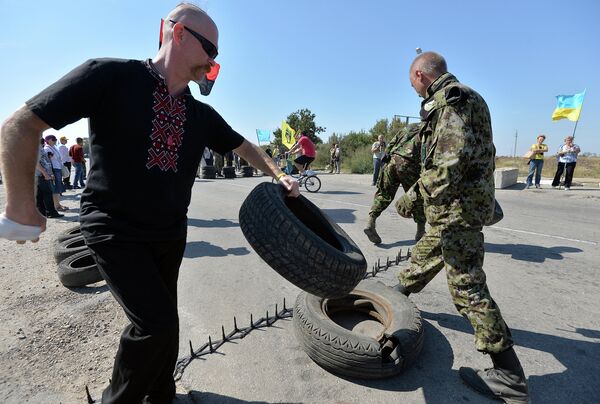 Активисты заблокировали автодорогу на границе Украины и Крыма. 20 сентября 2015 Активисты заблокировали автодорогу на границе Украины и Крыма. 20 сентября 2015