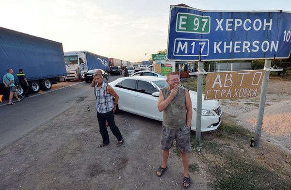 Водители наблюдают, как активисты заблокировали автодорогу на границе Украины и Крыма. 20 сентября 2015 Водители наблюдают, как активисты заблокировали автодорогу на границе Украины и Крыма. 20 сентября 2015