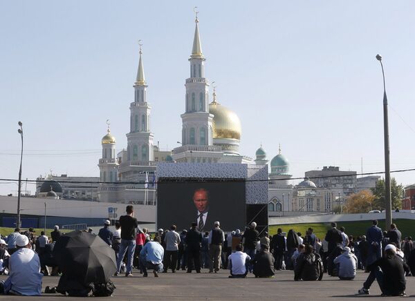 Верующие слушают выступление президента РФ Владимира Путина на открытии Московской соборной мечети в Москве Верующие слушают выступление президента РФ Владимира Путина на открытии Московской соборной мечети в Москве