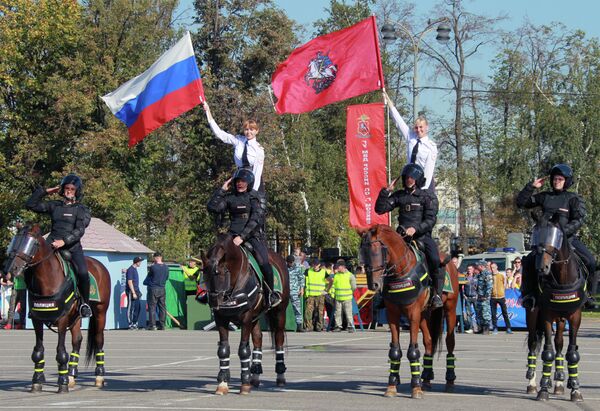 Сотрудники конной полиции на спортивном празднике Сотрудники конной полиции на спортивном празднике