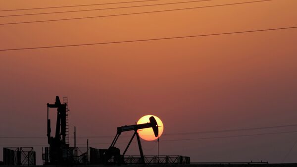 Добыча нефти. Архивное фото Добыча нефти. Архивное фото