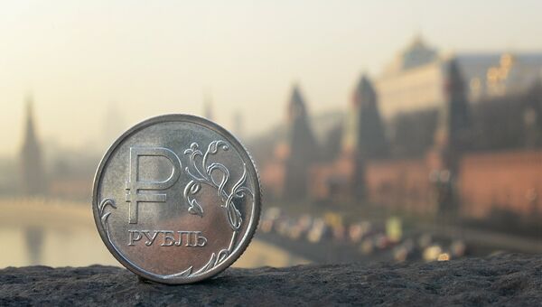 Рублевая монета на фоне Московского Кремля. Архивное фото Рублевая монета на фоне Московского Кремля. Архивное фото