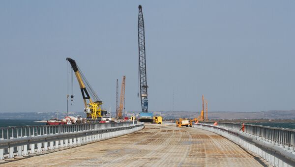 Установка временного моста для технических нужд перед началом строительства Керченского моста. Архивное фото Установка временного моста для технических нужд перед началом строительства Керченского моста. Архивное фото