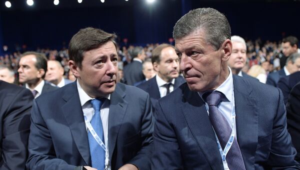 Заместитель председателя правительства РФ Александр Хлопонин и заместитель председателя правительства РФ Дмитрий Козак перед началом пленарного заседания с участием председателя правительства РФ Дмитрия Медведева в рамках форума Сочи-2015 Заместитель председателя правительства РФ Александр Хлопонин и заместитель председателя правительства РФ Дмитрий Козак перед началом пленарного заседания с участием председателя правительства РФ Дмитрия Медведева в рамках форума Сочи-2015