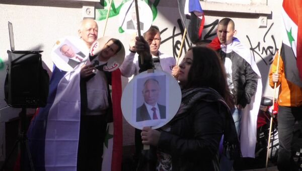 Люди с портретами Путина и Асада слушали Катюшу на митинге во Франкфурте Люди с портретами Путина и Асада слушали Катюшу на митинге во Франкфурте