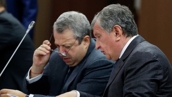 Президент, председатель правления ОАО НК Роснефть Игорь Сечин (справа) перед началом встречи председателя правительства России Дмитрия Медведева с представителями деловых кругов в рамках инвестиционного форума Сочи-2015 Президент, председатель правления ОАО НК Роснефть Игорь Сечин (справа) перед началом встречи председателя правительства России Дмитрия Медведева с представителями деловых кругов в рамках инвестиционного форума Сочи-2015