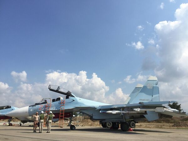 Российские летчики готовятся к посадке в истребитель Су-30 перед вылетом с аэродрома Хмеймим в Сирии Российские летчики готовятся к посадке в истребитель Су-30 перед вылетом с аэродрома Хмеймим в Сирии