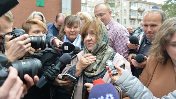 Лауреат Нобелевской премии по литературе 2015 года белорусская писательница Светлана Алексиевич перед началом пресс-конференции в Минске Лауреат Нобелевской премии по литературе 2015 года белорусская писательница Светлана Алексиевич перед началом пресс-конференции в Минске