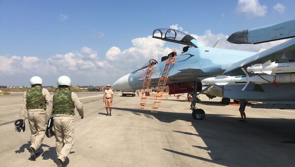 Российские летчики готовятся к полету на истребителе СУ-30СМ на авиабазе Хмеймим в Сирии Российские летчики готовятся к полету на истребителе СУ-30СМ на авиабазе Хмеймим в Сирии