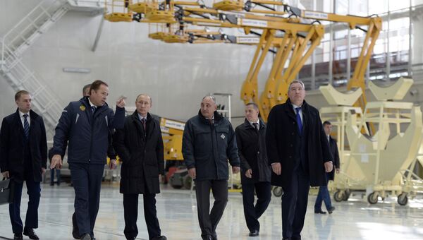 Президент России Владимир Путин во время осмотра строительных работ на космодроме Восточный Президент России Владимир Путин во время осмотра строительных работ на космодроме Восточный