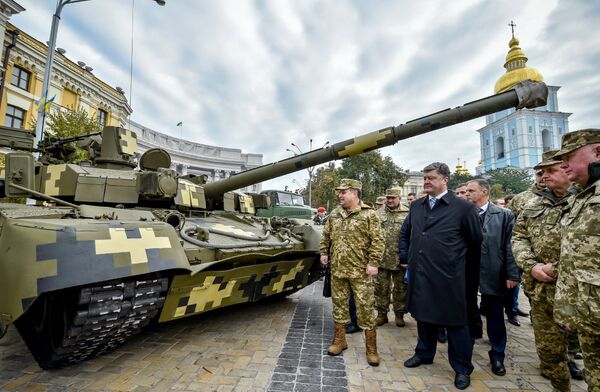 Министр обороны Украины Степан Полторак и президент Украины Петр Порошенко на выставке военной техники приуроченной ко Дню защитника Украины в Киеве Министр обороны Украины Степан Полторак и президент Украины Петр Порошенко на выставке военной техники приуроченной ко Дню защитника Украины в Киеве