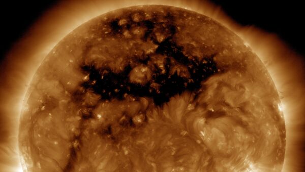 Изображение обширной корональной дыры на Солнце, полученное с помощью Solar Dynamics Observatory. Архивное фото Изображение обширной корональной дыры на Солнце, полученное с помощью Solar Dynamics Observatory. Архивное фото