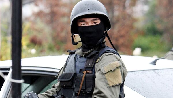 Сотрудник правоохранительных органов Киргизии. Архивное фото Сотрудник правоохранительных органов Киргизии. Архивное фото