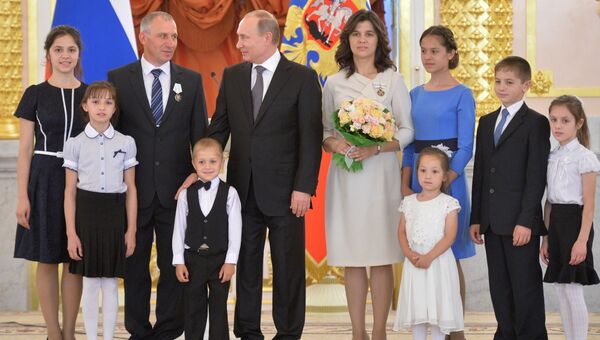 Президент РФ В. Путин вручил ордена Родительская слава многодетным родителям Президент РФ В. Путин вручил ордена Родительская слава многодетным родителям