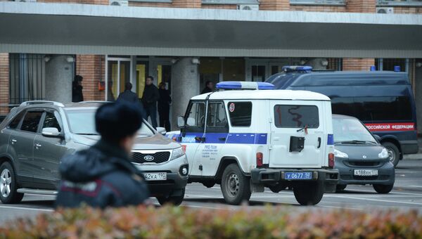 Сотрудник полиции у здания городской администрации подмосковного Красногорска, где 19 октября были убиты первый заммэра Красногорска Юрий Караулов и руководитель красногорских электросетей Георгий Котляренко Сотрудник полиции у здания городской администрации подмосковного Красногорска, где 19 октября были убиты первый заммэра Красногорска Юрий Караулов и руководитель красногорских электросетей Георгий Котляренко