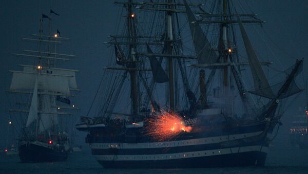Реконструкция морского сражения во время празднования 200-летия победы в Трафальгарской битве в Портсмуте, Великобритания Реконструкция морского сражения во время празднования 200-летия победы в Трафальгарской битве в Портсмуте, Великобритания