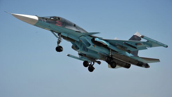 Истребитель Су-34 взлетает с авиабазы Хмеймим в сирийской провинции Латакия. Архивное фото Истребитель Су-34 взлетает с авиабазы Хмеймим в сирийской провинции Латакия. Архивное фото
