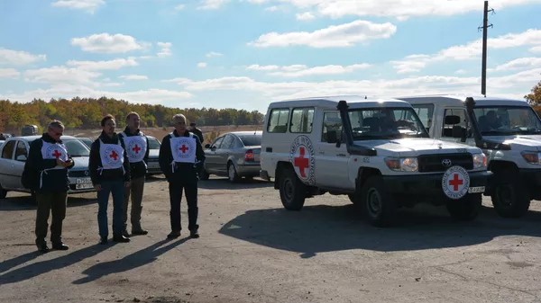 Сотрудники Красного креста в Донбассе