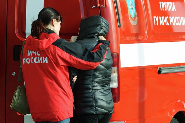Психолог МЧС помогает родственнице пассажира рейса 9268 в аэропорту Пулково, где должен был приземлиться потерпевший катастрофу лайнер Airbus-321 авиакомпании Когалымавиа Психолог МЧС помогает родственнице пассажира рейса 9268 в аэропорту Пулково, где должен был приземлиться потерпевший катастрофу лайнер Airbus-321 авиакомпании Когалымавиа