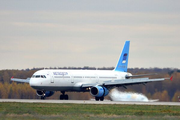 Самолет Airbus A321 авиакомпании Metrojet, потерпевший крушение в Египте, в аэропорту Домодедово 20 октября 2015 Самолет Airbus A321 авиакомпании Metrojet, потерпевший крушение в Египте, в аэропорту Домодедово 20 октября 2015