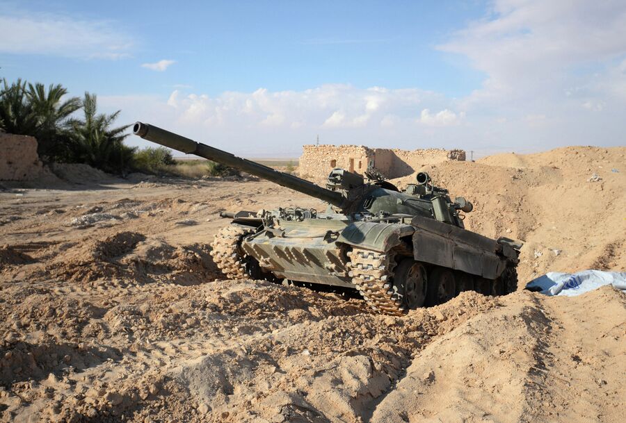 Танк Т-72 на передовых позициях Сирийской Арабской Армии (САА) у дороги из Хомса в Пальмиру Танк Т-72 на передовых позициях Сирийской Арабской Армии (САА) у дороги из Хомса в Пальмиру