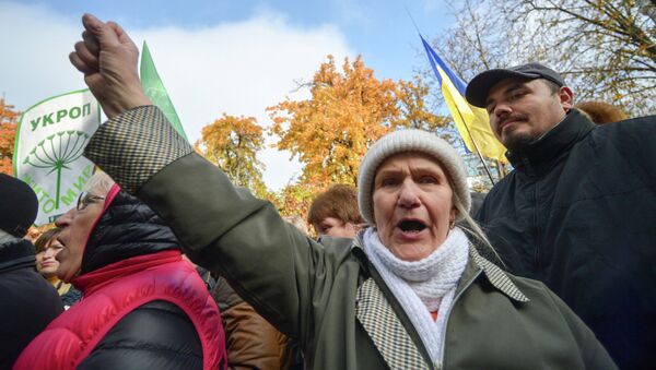 Сторонники партии УКРОП во время митинга в поддержку лидера партии Геннадия Корбана у здания СИЗО службы безопасности Украины Сторонники партии УКРОП во время митинга в поддержку лидера партии Геннадия Корбана у здания СИЗО службы безопасности Украины