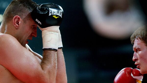 Мариуш Вах (Польша) и Александр Поветкин (Россия) во время боя за титул WBC Silver в супертяжелом весе на боксерском шоу в Казани Мариуш Вах (Польша) и Александр Поветкин (Россия) во время боя за титул WBC Silver в супертяжелом весе на боксерском шоу в Казани