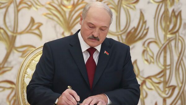 Избранный президент Белоруссии Александр Лукашенко во время церемония инаугурации президента Республики Беларуссии. Архивное фото Избранный президент Белоруссии Александр Лукашенко во время церемония инаугурации президента Республики Беларуссии. Архивное фото