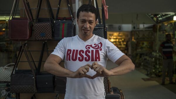 Продавец сувенирного магазина на одной из улиц Шарм-эш-Шейх Продавец сувенирного магазина на одной из улиц Шарм-эш-Шейх
