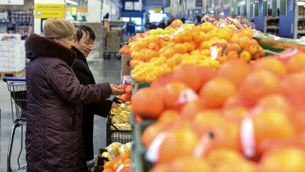 Покупатели в Метро Кэш энд Керри. Архивное фото Покупатели в Метро Кэш энд Керри. Архивное фото