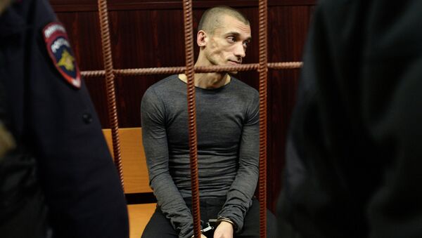 Художник Петр Павленский в зале суда перед слушанием по его делу в Москве. Архивное фото Художник Петр Павленский в зале суда перед слушанием по его делу в Москве. Архивное фото