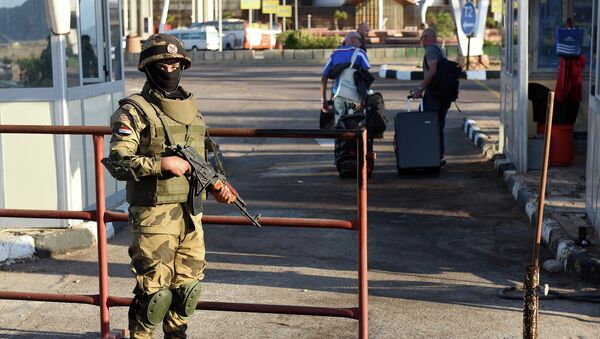 Египетские спецназовцы возле аэропорта в Шарм-эш-Шейхе. Архивное фото Египетские спецназовцы возле аэропорта в Шарм-эш-Шейхе. Архивное фото