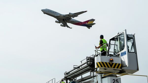 Обслуживание самолетов в аэропорту Домодедово. Архивное фото Обслуживание самолетов в аэропорту Домодедово. Архивное фото