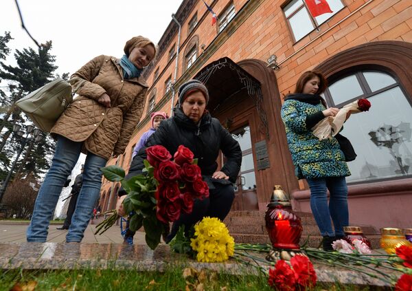 Цветы в память о погибших у французского посольства в Минске Цветы в память о погибших у французского посольства в Минске