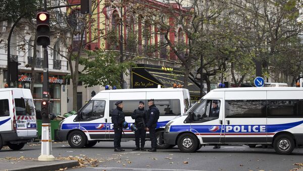 Полицейские около театра Батаклан в Париже, где произошел один из серии терактов Полицейские около театра Батаклан в Париже, где произошел один из серии терактов