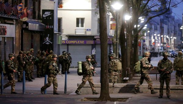 Французские солдаты во время операции в районе Сен-Дени Французские солдаты во время операции в районе Сен-Дени