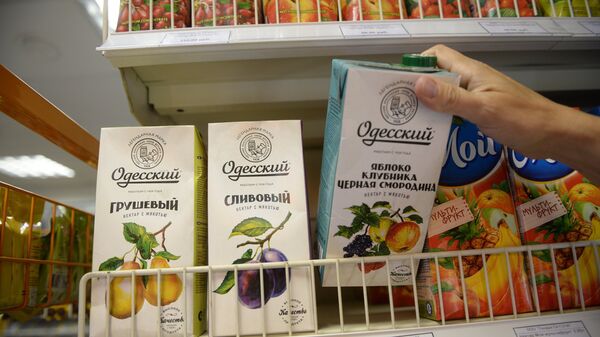 Соки производства Одесского консервного завода в одном из супермаркетов Москвы Соки производства Одесского консервного завода в одном из супермаркетов Москвы