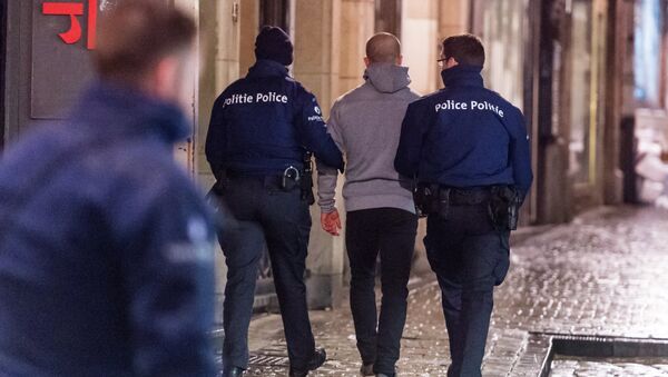 Задержание мужчины сотрудниками бельгийской полиции в ходе рейда в Брюсселе. Архивное фото Задержание мужчины сотрудниками бельгийской полиции в ходе рейда в Брюсселе. Архивное фото