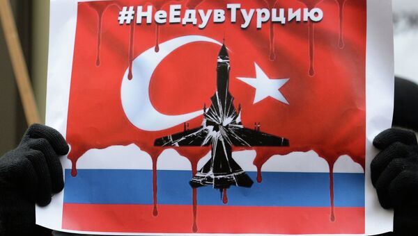 Участник акции протеста против действий Военно-воздушных сил Турции, проходящей у здания посольства Турции в Москве Участник акции протеста против действий Военно-воздушных сил Турции, проходящей у здания посольства Турции в Москве