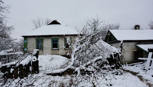 Брошенные дома на линии соприкосновения в поселке Донецкий в ЛНР, Украина Брошенные дома на линии соприкосновения в поселке Донецкий в ЛНР, Украина