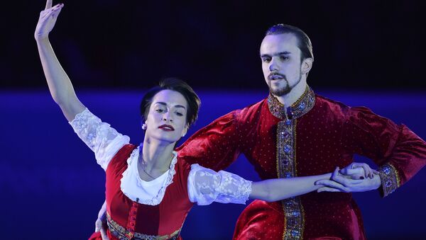 Ксения Столбова и Федор Климов (Россия) во время показательного выступления на V этапе Гран-при по фигурному катанию в Москве. Ксения Столбова и Федор Климов (Россия) во время показательного выступления на V этапе Гран-при по фигурному катанию в Москве.