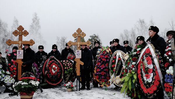Похороны сотрудников авиакомпании Волга-Днепр, погибших в результате теракта в гостинице Рэдиссон Похороны сотрудников авиакомпании Волга-Днепр, погибших в результате теракта в гостинице Рэдиссон