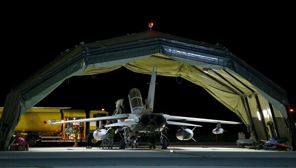 Самолет британских ВВС Tornado приземлился на базе на Кипре после нанесения ударов по ДАИШ в Сирии Самолет британских ВВС Tornado приземлился на базе на Кипре после нанесения ударов по ДАИШ в Сирии