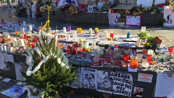 Цветы на улицах Парижа в память о погибших и пострадавших в терактах. Архивное фото Цветы на улицах Парижа в память о погибших и пострадавших в терактах. Архивное фото